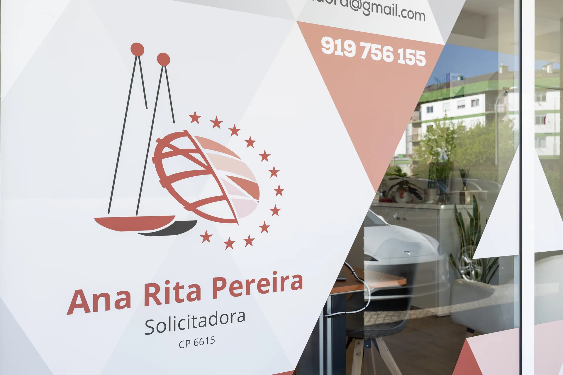 Pormenor do logótipo no vidro do escritório